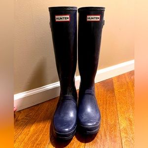 EUC Women’s Navy Hunter boots size 10